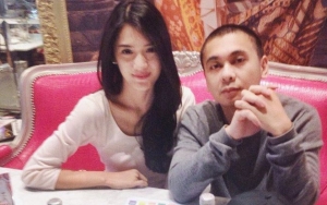 Raditya Dika Pamer Foto Mesra Gandengan di Pantai, Netter Malah Salah Fokus Pada Bagian Ini