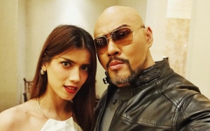 Sabrina Foto Bareng Camer, Kue Ultah Ibu Deddy Corbuzier Dihiasi Emas dan Gulungan Uang?