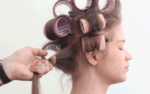 Gunakan Roll Rambut Agar Rambut Tidak Lepek