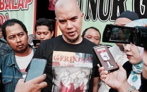 Ahmad Dhani 'Ditahan' Massa Penolak '#2019GantiPresiden' di Surabaya