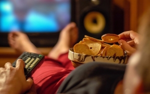 Kenaikan Berat Badan Hingga Obesitas, Hindari Makan Sambil Nonton Televisi