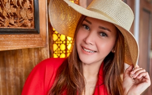 Tak Mau Ikutan Operasi Plastik, Kecantikan Alami Maia Bergaun Merah Bagai Bidadari