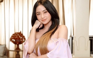 Jadi Pembawa Acara, Jumpsuit Ketat Dewi Persik Banjir Hujatan Netter