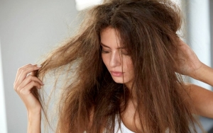 Mengatasi Rambut Kering dengan Madu