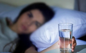 Selalu Sediakan Air Putih di Dekat Tempat Tidur