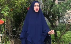 Diisukan Menikah di Mekah, Sosok Diduga Kartika Putri Terciduk Pulang Haji Bareng Seorang Pria