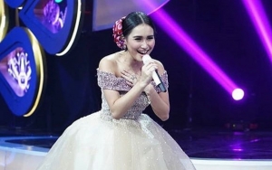 Terlihat Tinggi dan Langsing, Foto Ayu Ting Ting Ini Dituding Hasil Editan