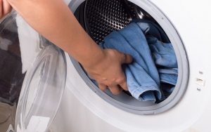Hindari Penggunaan Mesin Cuci untuk Celana Jeans