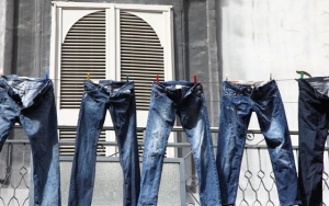 Keringkan Celana Jeans dengan Baik Setelah di Cuci