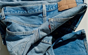 Jangan Melipat Celana Jeans saat Disimpan