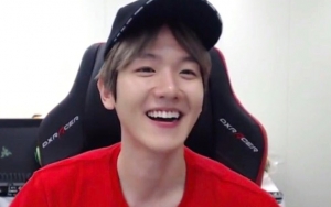 Baekhyun EXO Tampil Beda dengan Kacamata Segi Enam Bikin Netizen Heboh