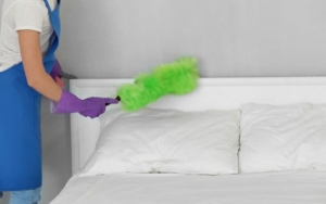 Membersihkan Lingkungan Sekitar Tempat Tidur