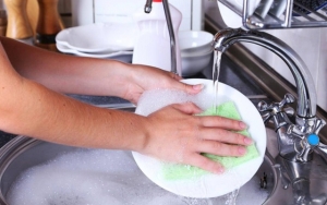 Tenangkan Pikiran dengan Mencuci Piring/Membersihkan Dapur