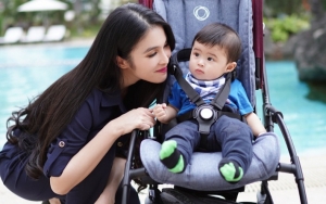 Usia 8 Bulan Sudah Syuting, Begini Lucunya Video Di Balik Layar Iklan Putra Sandra Dewi 