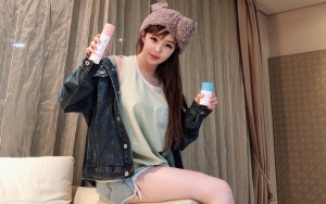 Pose Nyentrik Tiduran di Atas Meja Batu, Park Bom Disindir Habis-Habisan