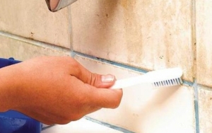 Hilangkan Kerak Membandel di Kamar Mandi dengan Asam Cuka