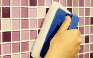 Membersihkan Keramik Kamar Mandi dengan Sitrun