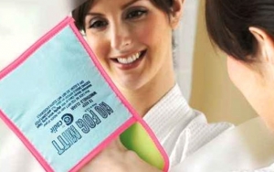 Membersihkan Cermin di Kamar Mandi dengan Air Teh atau Tembakau