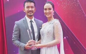 Lama Tak Berduaan, Begini Romantisnya Rio Dewanto-Atiqah Hasiholan Saat Kencan