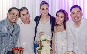 Luna Maya Dikabarkan Putus, Ayu Dewi cs Kompak Beri Dukungan
