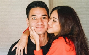 Kembali Pamer Pose Mesra, Nana Mirdad-Andrew White Bikin Netter Iri