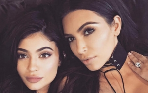 Putri Kylie Jenner dan Kim K Pakai Baju Kembaran, Siapa yang Lebih Menggemaskan?