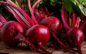 Buah Bit Membuat Air Seni Berwarna Merah 