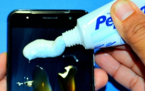 Menghilangkan Goresan Pada Layar Smartphone