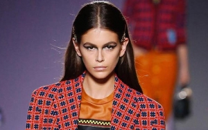 Tak Punya Alis Saat Melenggang di Runway, Model Ternama Ini Jadi Bahan Guyonan Netizen