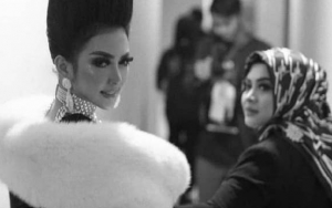 Dihiasi Banyak Bunga dan Lilin, Intip Mewahnya Ruang Tunggu Syahrini Saat Konser