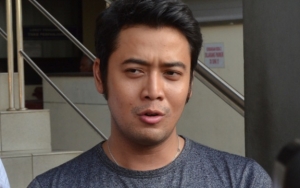 Foto: Momen Kriss Hatta Laporkan Hilda Vitria dan Billy Syahputra dengan Pasal Perzinaan