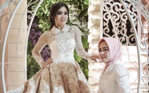 Tangisan Syahrini dan Aisyahrani di Pemakaman Sang Kakak