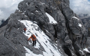 Goa Es Carstensz, Papua