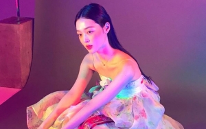 Dihujat Mirip Wanita Penghibur, Sulli Santai Pamer Selfie Cuma Pakai Dalaman Hanbok