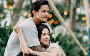 Irfan Bachdim dan Istri Ciuman di Tepi Air Terjun, Warganet Salfok ke 'Pemandangan' Ini