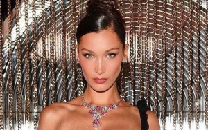 Pakai Baju Super Ketat, Penggemar Khawatir Bella Hadid Tak Bisa Bernafas