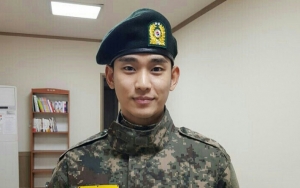 Beredar Foto Terbaru di Kamp Militer, Kegantengan Kim Soo Hyun Tetap Bikin Terpukau
