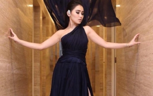 Tak Cuma Ratna Sarumpaet, Ayu Ting Ting Ketahuan Bohong Soal Penampilan Gara-Gara Sumpelan Dada