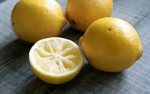 Mulai Kesehatan Hingga Kecantikan, Sederet Manfaat Minum Air Perasan Lemon Tiap Bangun Tidur