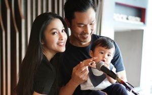 Suami Sandra Dewi Rebutan Minum Bareng Anak, Warganet: Gemas Sama Papa