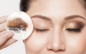  Tidak Membersihkan Make Up Mata Bisa Jadi Penyebab Mata Panda