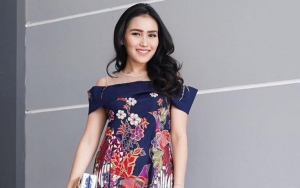 Ayu Ting Ting Nyatakan Cinta Pada Sandal Jepit, Akui Cuek Omongan Haters