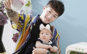 Tak Mau Kalah dengan Ibunya, Bayi Lee Jeong Hoon Juga Ikut 'Falling Star Challenge'