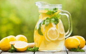 Perbanyak Minum Air Putih dan Air Perasan Jeruk Lemon