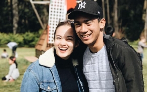 Bagikan Video Bermesraan di Tengah Salju Bersama Kekasih, Chelsea Islan Bikin Warganet Baper