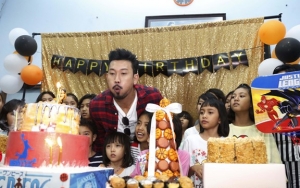   Rayakan Bareng Anak Yatim, Intip Potret Kemeriahan Ulang Tahun Denny Sumargo ke-37