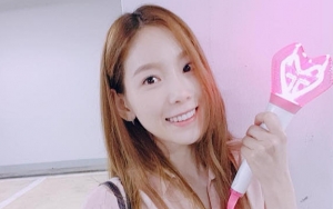 Super Bangga SNSD Punya Lightstick Resmi, Lucunya Tae Yeon Lakukan Ini
