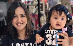 Ngantuk Dipangku Ayah, Imutnya Putri Andi Soraya Bagai Boneka Hidup