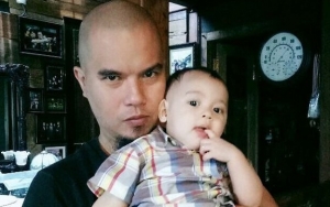 Heboh Ahmad Dhani Unggah Video Anak Berdiri di Atas Meja Resepsionis, Netter: Gak Sopan