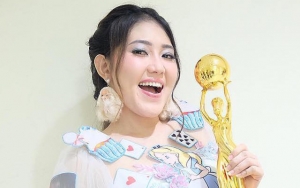 Via Vallen Sabet Piala di Indonesian Dangdut Awards 2018, Pamor Ayu Ting Ting Jatuh?